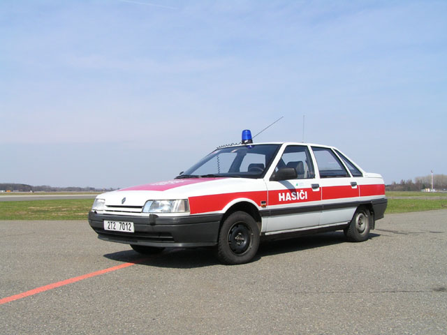 Velitelský vůz hasičů na Ostravským letišti... :-)